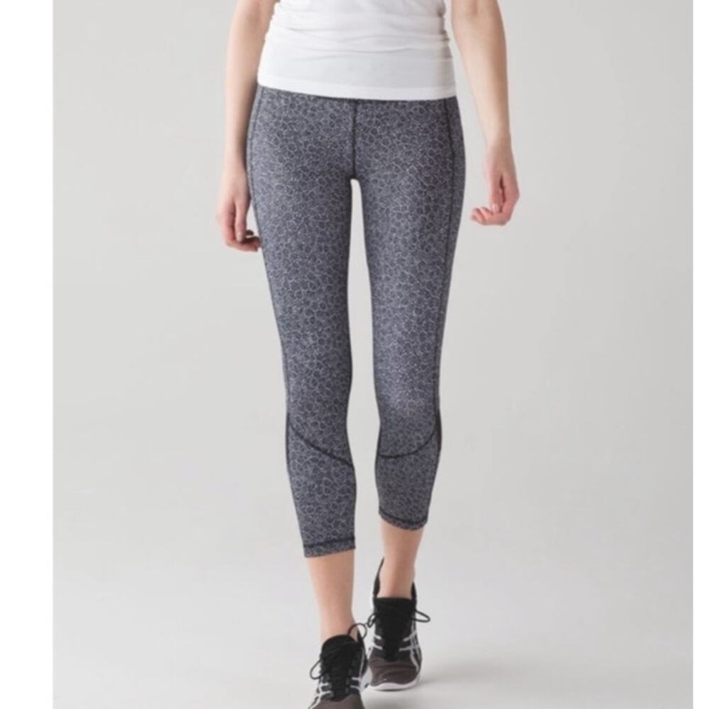Lululemon Pace Rival Crop Freckle‎ Flower Black and White Print 22" Size 6
